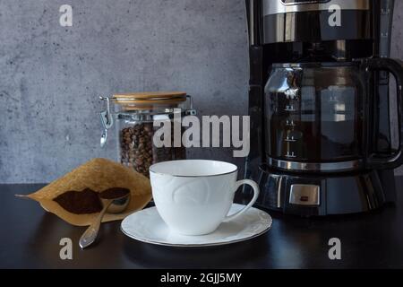 machine à café, une tasse, un pot rempli de grains de café et une cuillère de café turc Banque D'Images