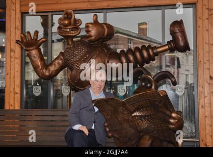 Preston, Lancashire. 10 septembre 2021. Nick Park, animateur primé aux Oscars, dévoile la nouvelle statue de Wallace et de Gromit dans sa ville natale de Preston, dans le Lancashire. Crédit : Garry Cook/Alay Live News. Banque D'Images