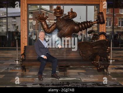 Preston, Lancashire. 10 septembre 2021. Nick Park, animateur primé aux Oscars, dévoile la nouvelle statue de Wallace et de Gromit dans sa ville natale de Preston, dans le Lancashire. Crédit : Garry Cook/Alay Live News. Banque D'Images