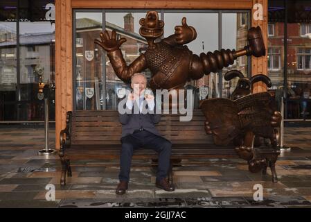 Preston, Lancashire. 10 septembre 2021. Nick Park, animateur primé aux Oscars, dévoile la nouvelle statue de Wallace et de Gromit dans sa ville natale de Preston, dans le Lancashire. Crédit : Garry Cook/Alay Live News. Banque D'Images