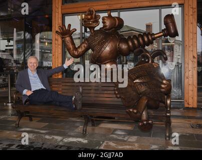 Preston, Lancashire. 10 septembre 2021. Nick Park, animateur primé aux Oscars, dévoile la nouvelle statue de Wallace et de Gromit dans sa ville natale de Preston, dans le Lancashire. Crédit : Garry Cook/Alay Live News. Banque D'Images