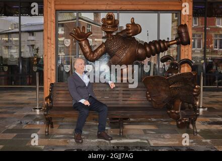 Preston, Lancashire. 10 septembre 2021. Nick Park, animateur primé aux Oscars, dévoile la nouvelle statue de Wallace et de Gromit dans sa ville natale de Preston, dans le Lancashire. Crédit : Garry Cook/Alay Live News. Banque D'Images