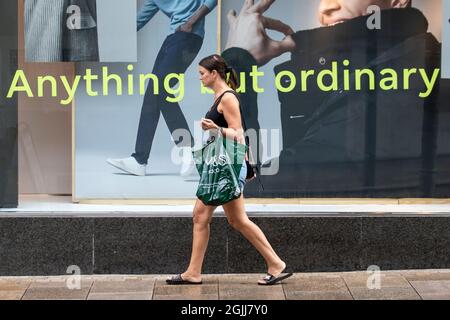 Tout sauf ordinaire, « M&S » Preston, Lancashire. Météo Royaume-Uni 10 sept 2021. M&S Shops, shoppers, shopping lors d'une journée de spectacle au centre-ville de Preston. Crédit; MediaWorldImages/AlamyLiveNews Banque D'Images