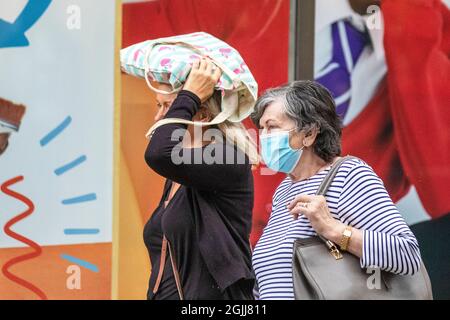 Preston, Lancashire. Météo Royaume-Uni 10 sept 2021. Magasins, magasins, magasins lors d'une journée de spectacle au centre-ville de Preston. Crédit; MediaWorldImages/AlamyLiveNews Banque D'Images