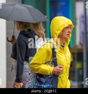 Journée humide à Preston, Lancashire. Météo Royaume-Uni 10 sept 2021. Clarks, magasins de chaussures, magasins, shopping lors d'une journée de spectacle au centre-ville de Preston. Crédit; MediaWorldImages/AlamyLiveNews Banque D'Images