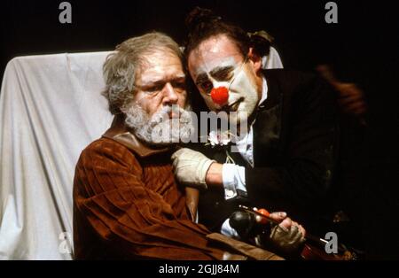 Michael Gambon (Lear), Antony Sher (Fool) dans LE ROI LEAR par Shakespeare à la Royal Shakespeare Company (RSC), Royal Shakespeare Theatre, Stratford-upon-Avon, Angleterre 10/06/1982 conception: Bob Crowley éclairage: Brian Harris directeur: Adrian Noble Banque D'Images