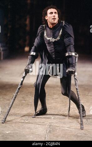 Antony Sher (Richard, duc de Gloucester) dans RICHARD III par Shakespeare à la Royal Shakespeare Company (RSC), Barbican Theatre, Londres EC2 30/04/1985 conception: William Dudley éclairage: Leo Leibovici directeur: Bill Alexander Banque D'Images