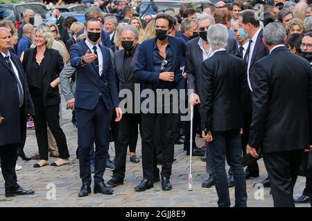 Paris, France, 10/09/2021, Michel Drucker, Anthony Delon, Alain Delon, Cyril Vigier quitte les funérailles de Jean-Paul Belmondo à l'église Saint-Germain-des-Prés à Paris, France, le 10 septembre 2021. Le célèbre acteur français Jean-Paul Belmondo est mort le lundi 6 septembre à 88 heures. Photo de Nasser Berzane/ABACAPRESS.COM Banque D'Images