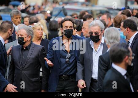 Paris, France, 10/09/2021, Michel Drucker, Anthony Delon, Alain Delon, Cyril Vigier quitte les funérailles de Jean-Paul Belmondo à l'église Saint-Germain-des-Prés à Paris, France, le 10 septembre 2021. Le célèbre acteur français Jean-Paul Belmondo est mort le lundi 6 septembre à 88 heures. Photo de Nasser Berzane/ABACAPRESS.COM Banque D'Images