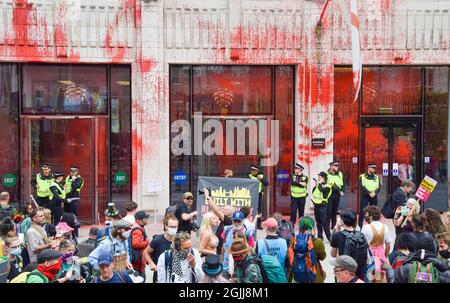 Londres, Royaume-Uni. 27 août 2021. Extinction les manifestants de la rébellion ont couvert Guildhall dans du sang factice, une partie de leur Marche de l'argent du sang visant la ville de Londres. Banque D'Images