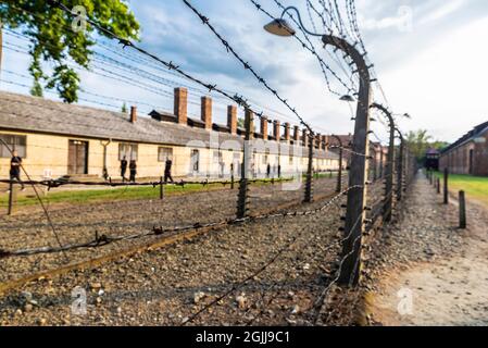 Auschwitz, Pologne - 30 août 2018 : clôture électrifiée du camp de concentration d'Auschwitz, camp d'extermination exploité par l'Allemagne nazie pendant le culte Banque D'Images