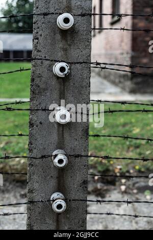 Auschwitz, Pologne - 30 août 2018 : clôture électrifiée du camp de concentration d'Auschwitz, camp d'extermination exploité par l'Allemagne nazie pendant le culte Banque D'Images