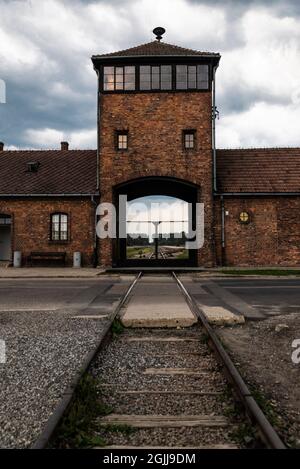 Auschwitz, Pologne - 30 août 2018 : porte du camp de concentration d'Auschwitz Birkenau au coucher du soleil, un camp d'extermination exploité par l'Allemagne nazie durant Banque D'Images