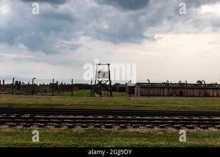 Auschwitz, Pologne - 30 août 2018 : clôture électrifiée du camp de concentration d'Auschwitz Birkenau au coucher du soleil, camp d'extermination exploité par Nazi Banque D'Images