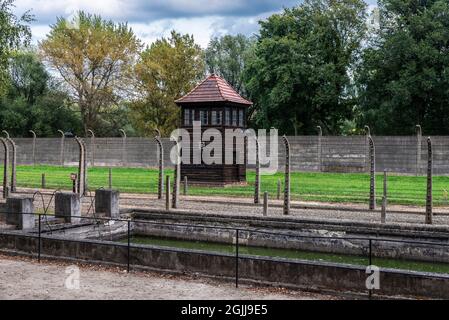 Auschwitz, Pologne - 30 août 2018 : clôture électrifiée du camp de concentration d'Auschwitz, camp d'extermination exploité par l'Allemagne nazie pendant le culte Banque D'Images