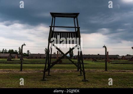 Auschwitz, Pologne - 30 août 2018 : clôture électrifiée du camp de concentration d'Auschwitz Birkenau au coucher du soleil, camp d'extermination exploité par Nazi Banque D'Images