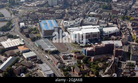 Vue aérienne sur les gratte-ciel du centre-ville de Warrington, y compris le développement de Time Square et le parking à plusieurs étages Banque D'Images