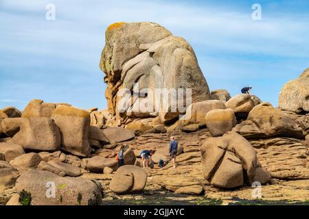 Die Felsen der rosa Granitküste Côte de granit Rose BEI Ploumanac'h, Perros-Guirec, Bretagne, Frankreich | formations rocheuses de la Côte de granit ro Banque D'Images