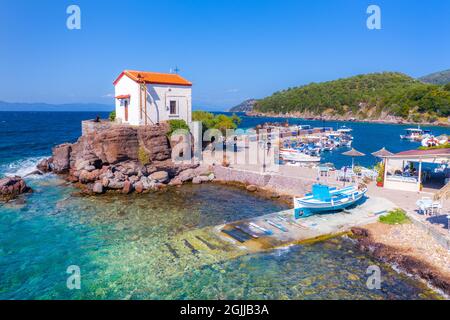 La petite église de Panagia gorgona située sur un rocher à Skala Sykamias, un village balnéaire pittoresque de Lesvos Banque D'Images