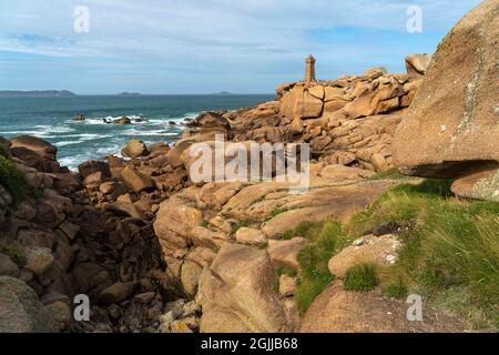 Die Felsen der rosa Granitküste Côte de granit Rose und der Leuchtturm Phare de Ploumanac'h BEI Ploumanac'h, Perros-Guirec, Bretagne, Frankreich | R. Banque D'Images