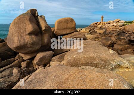 Die Felsen der rosa Granitküste Côte de granit Rose und der Leuchtturm Phare de Ploumanac'h BEI Ploumanac'h, Perros-Guirec, Bretagne, Frankreich | R. Banque D'Images