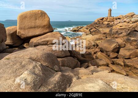 Die Felsen der rosa Granitküste Côte de granit Rose und der Leuchtturm Phare de Ploumanac'h BEI Ploumanac'h, Perros-Guirec, Bretagne, Frankreich | R. Banque D'Images