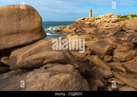 Die Felsen der rosa Granitküste Côte de granit Rose und der Leuchtturm Phare de Ploumanac'h BEI Ploumanac'h, Perros-Guirec, Bretagne, Frankreich | R. Banque D'Images