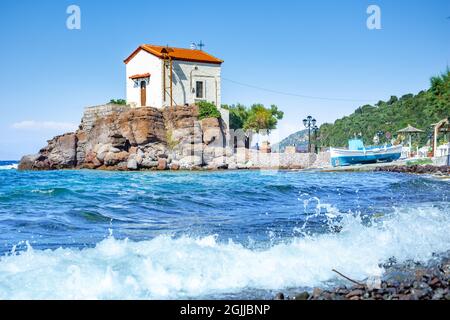 La petite église de Panagia gorgona située sur un rocher à Skala Sykamias, un village balnéaire pittoresque de Lesvos Banque D'Images