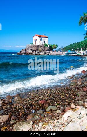 La petite église de Panagia gorgona située sur un rocher à Skala Sykamias, un village balnéaire pittoresque de Lesvos Banque D'Images