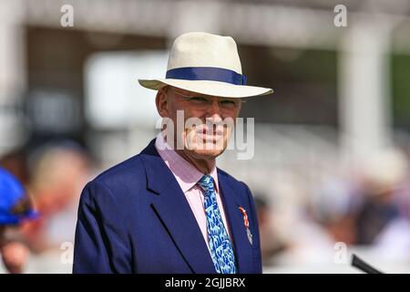 L'entraîneur de chevaux John Gosden OBE apprécie le Festival St léger 2021 Banque D'Images