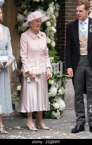 La princesse Alexandra se tient avec son fils James, après le mariage de sa fille et de la petite-fille de la princesse Alexandra, Flora Ogilvy, à Timothy Vesterberg, à l'église Saint-Jacques de Piccadilly, dans le centre de Londres. Date de la photo : vendredi 10 septembre 2021. Banque D'Images