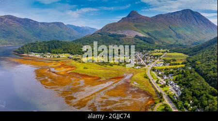 Vue aérienne du drone de Sgorr na Ciche ou du Pap de Glencoe et du village d'Invercoe (à gauche) et du village de Glencoe à côté du Loch Leven à Glen COE , Loch Banque D'Images