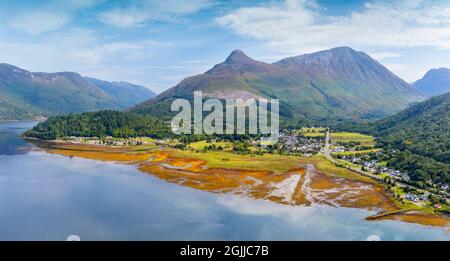 Vue aérienne du drone de Sgorr na Ciche ou du Pap de Glencoe et du village d'Invercoe (à gauche) et du village de Glencoe à côté du Loch Leven à Glen COE , Loch Banque D'Images