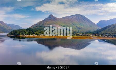 Vue aérienne du drone de Sgorr na Ciche ou du Pap de Glencoe et du village d'Invercoe (à gauche) et du village de Glencoe à côté du Loch Leven à Glen COE , Loch Banque D'Images