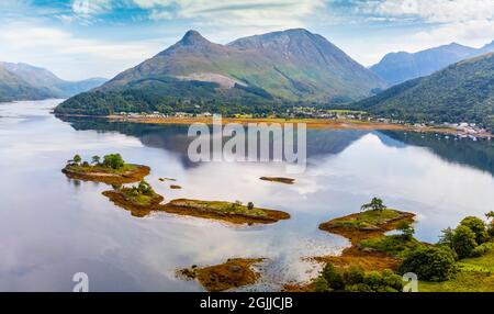 Vue aérienne du drone de Sgorr na Ciche ou du Pap de Glencoe et du village d'Invercoe (à gauche) et du village de Glencoe à côté du Loch Leven à Glen COE , Loch Banque D'Images