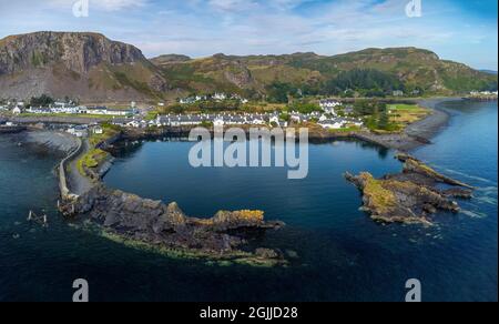 Vue aérienne du drone d'une ancienne carrière d'ardoise et du village d'Ellenabeich à Easdale sur l'île Seil, une des îles d'ardoise, Argyll et Bute, Scotla Banque D'Images