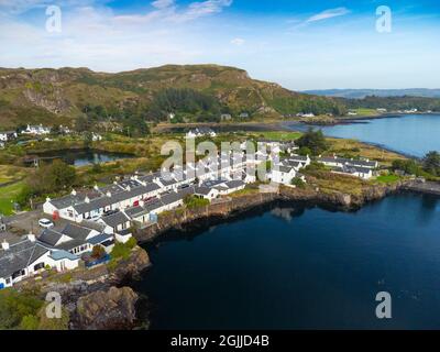 Vue aérienne du drone d'une ancienne carrière d'ardoise et du village d'Ellenabeich à Easdale sur l'île Seil, une des îles d'ardoise, Argyll et Bute, Scotla Banque D'Images