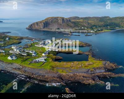 Vue aérienne depuis un drone d'îles en ardoise avec le front de l'île d'Easdale et le village d'Ellenabeich sur l'île Seil à distance, Argyll et Bute, Écosse, Royaume-Uni Banque D'Images