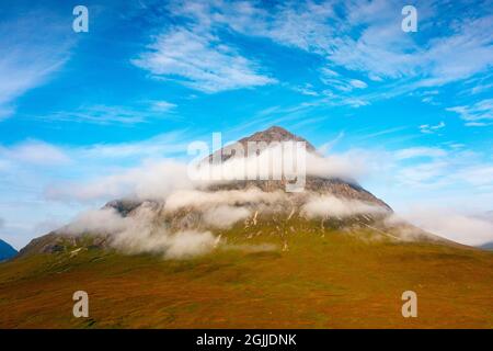 Vue du matin sur la montagne Buachille Etive Mor entourée de brume à Glen COE , Scottish Highlands, Écosse Royaume-Uni Banque D'Images