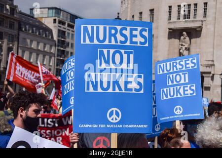 Londres, Royaume-Uni. 26 juin 2021. Les manifestants tiennent des pancartes « Nurses Not Nukes » sur Regent Street. Plusieurs manifestations ont eu lieu dans la capitale, car les hommes pro-palestiniens, les vies noires comptent, tuent le projet de loi, la rébellion d'extinction, Des manifestants anti-conservateurs et divers autres groupes ont défilé dans le centre de Londres. Banque D'Images