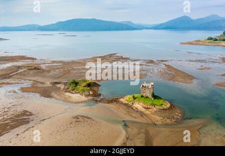 Vue aérienne depuis le drone du château de Stalker, sur le Loch Laich, dans la région panoramique nationale de Lynn de Lorn Argyll et Bute, Écosse, Royaume-Uni Banque D'Images
