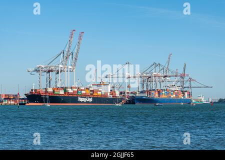 Port de Southampton (quais de Southampton) dans le Hampshire, Angleterre, Royaume-Uni. Vue de deux navires dans le port de chargement ou le terminal de conteneurs. Banque D'Images