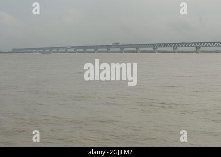 19 juin 2021, chemin Approach, Mawa, Bangladesh. Pont Padma au milieu de la beauté naturelle étonnante de la rivière Padma Banque D'Images