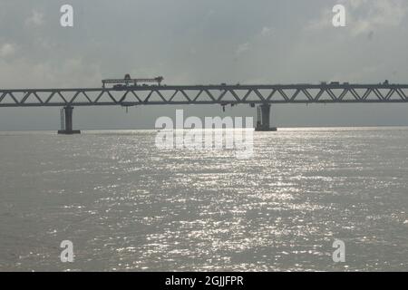 19 juin 2021, chemin Approach, Mawa, Bangladesh. Pont Padma au milieu de la beauté naturelle étonnante de la rivière Padma Banque D'Images