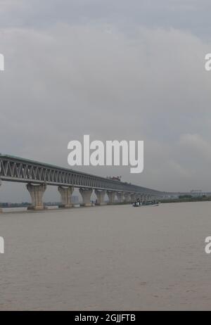 19 juin 2021, chemin Approach, Mawa, Bangladesh. Pont Padma au milieu de la beauté naturelle étonnante de la rivière Padma Banque D'Images