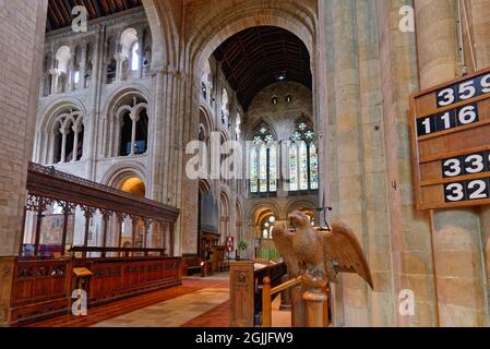 Intérieur de l'historique 12ème. Siècle Romsey Abbey Hampshire Angleterre Royaume-Uni Banque D'Images