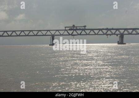 19 juin 2021, chemin Approach, Mawa, Bangladesh. Pont Padma au milieu de la beauté naturelle étonnante de la rivière Padma Banque D'Images