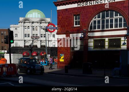 Un taxi noir de Londres passant par Mornington Crescent, station de métro, Hampstead Road avec la boîte de nuit Koko en arrière-plan. Camden, Londres, Royaume-Uni. 18 avril 2015 Banque D'Images