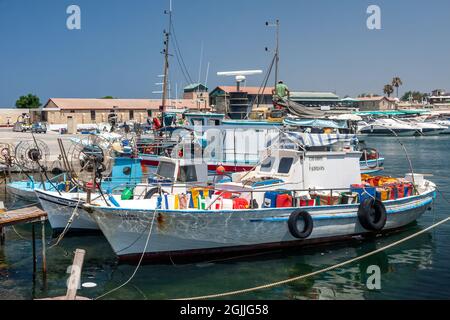 PAPHOS, CHYPRE, GRÈCE - JUILLET 22 : bateaux de pêche dans le port de Paphos, Chypre, le 22 juillet. Trois personnes non identifiées Banque D'Images