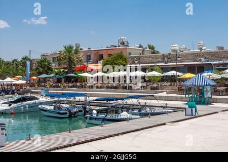 LATCHI, CHYPRE, GRÈCE - JUILLET 23 : vie du port de plaisance de Latchi Chypre le 23 juillet 2009. Personnes non identifiées Banque D'Images